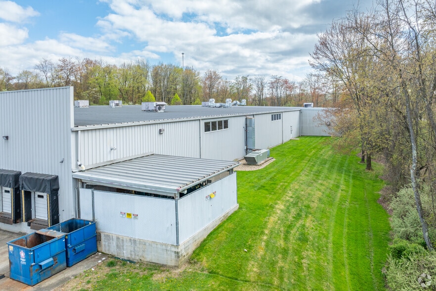 More Photos Of 621 Hunt Valley Cir, New Kensington Warehouse For Lease