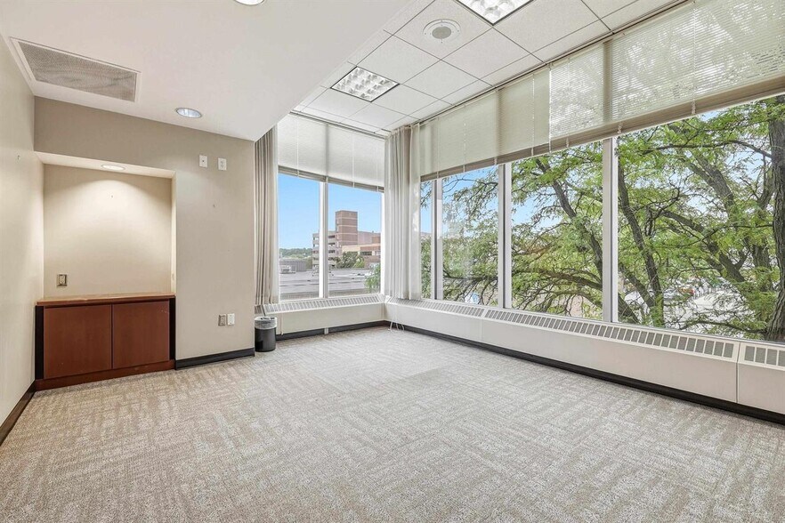 More Photos Of 270 W 7th St, Dubuque Bank For Lease