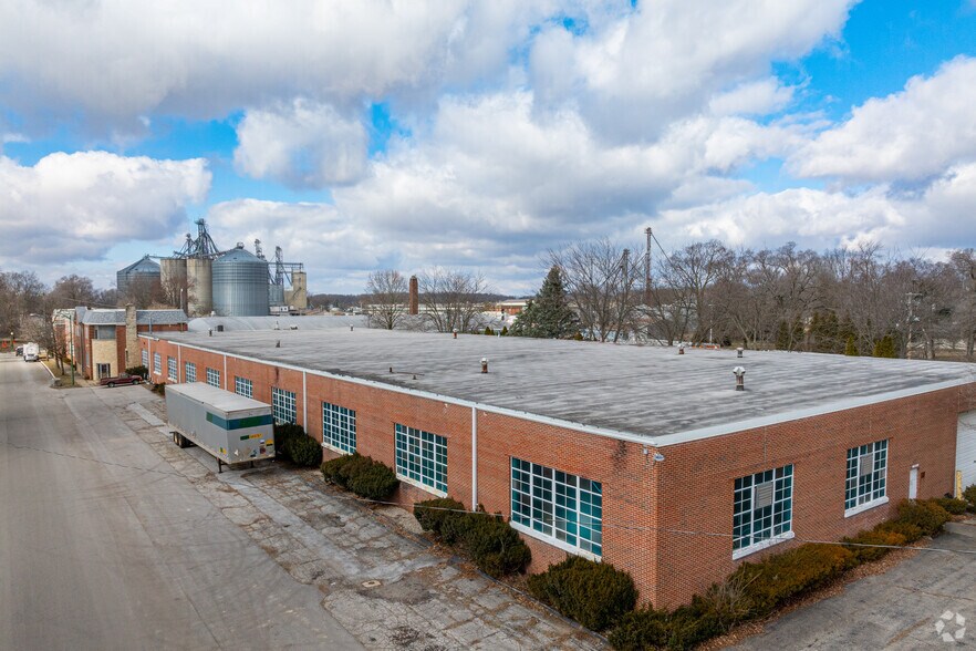 More Photos Of 111 E Broad St, South Whitley Warehouse For Lease