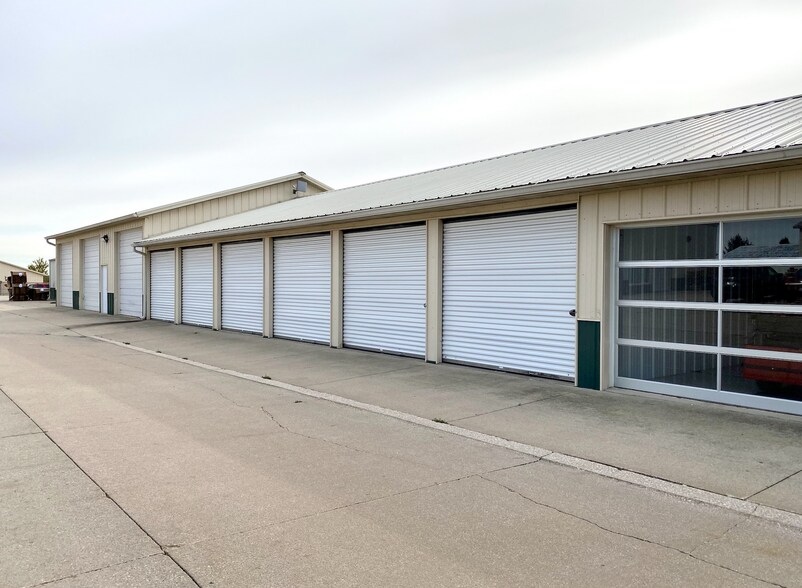 More Photos Of 780 S Chicago St, Geneseo Light Distribution For Lease