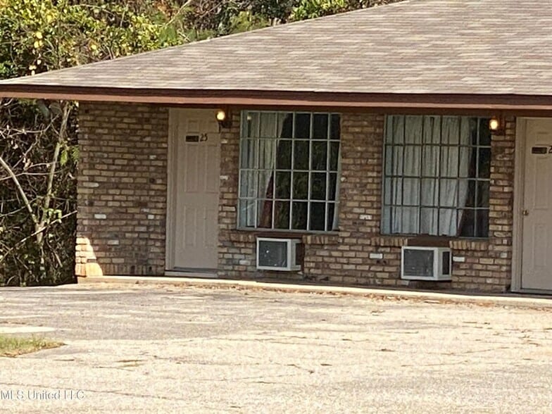 More Photos Of 404 Frontage Dr E, Wiggins Hotel For Sale