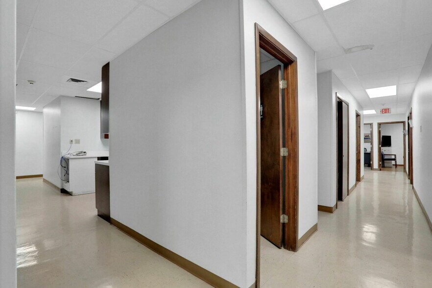 More Photos Of 1712-1736 University Blvd S, Jacksonville Medical For Sale