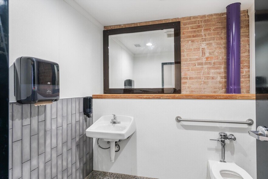 More Photos Of 111 NE Front St, Edgewood Storefront For Sale