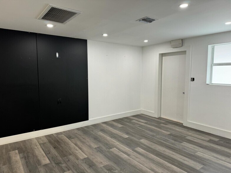 More Photos Of 7880-7882 NW 56th St, Miami Warehouse For Lease