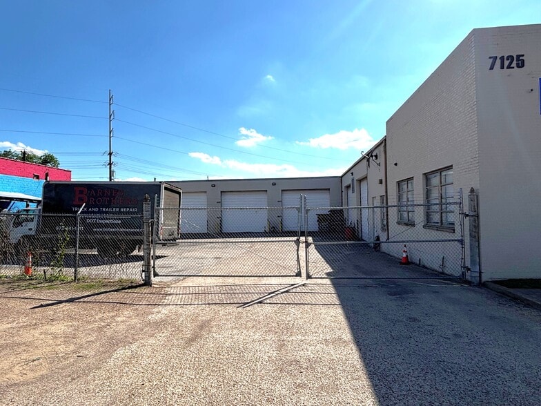 More Photos Of 1915 Empire Central, Dallas Distribution For Lease