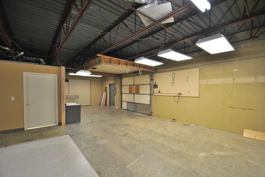 More Photos Of 1700 West Ave, Crossville Office For Lease
