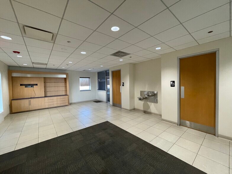 More Photos Of 800 Dundee Ave, East Dundee Light Distribution For Lease