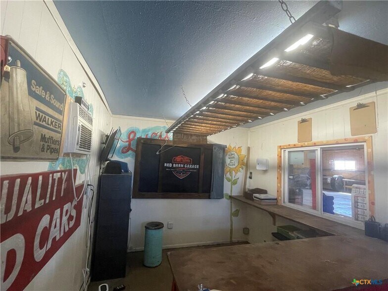 More Photos Of 107 10th St, Lampasas General Retail For Sale