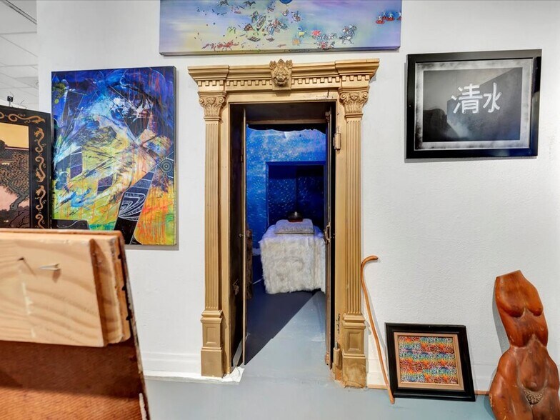 More Photos Of 132 Nacogdoches St, Center Storefront Retail Residential For Sale