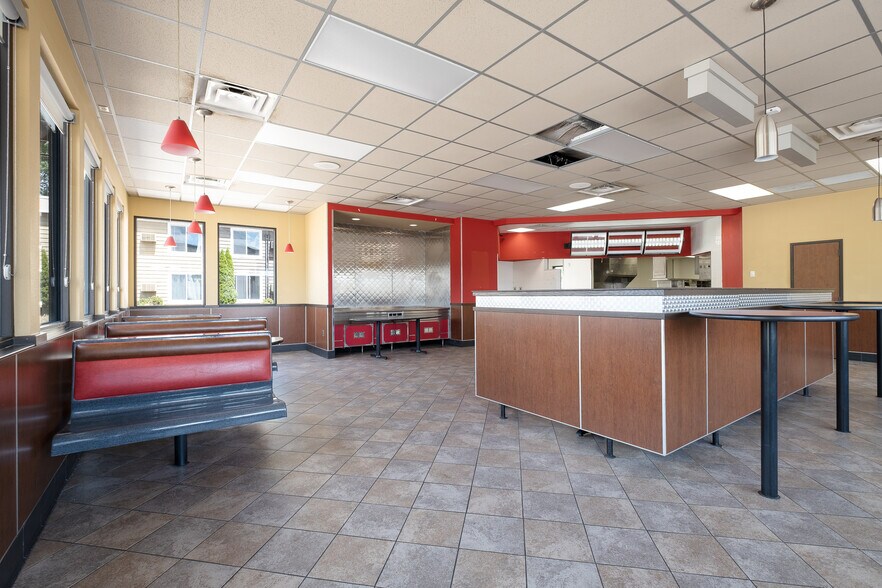 More Photos Of 101 W Lind St, Mankato Fast Food For Lease