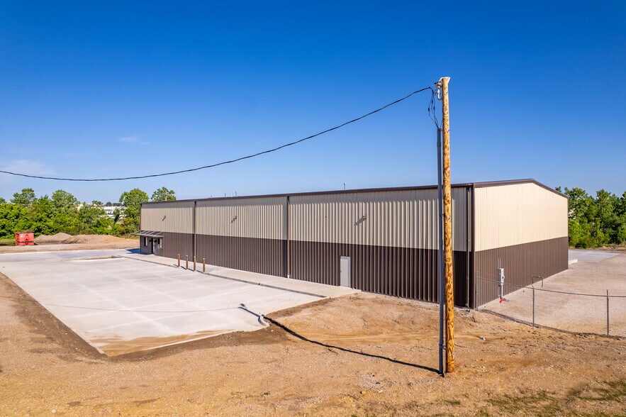 More Photos Of 3801 W 51st St, Tulsa Warehouse For Lease