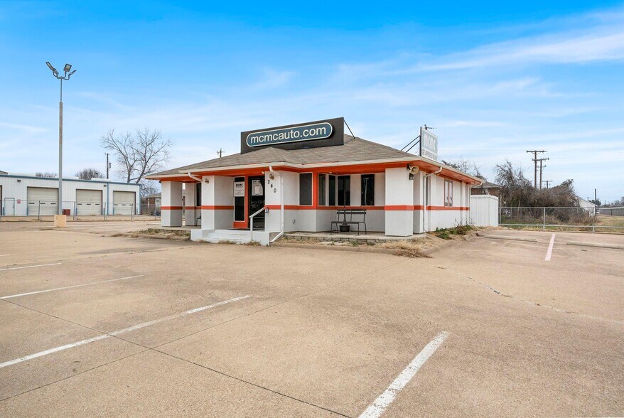 More Photos Of 240 Exchange St, Burleson Auto Dealership For Sale