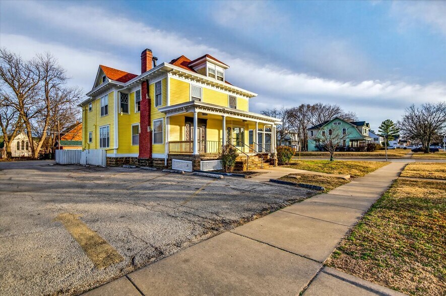 More Photos Of 822 S Johnstone Ave, Bartlesville Freestanding For Sale