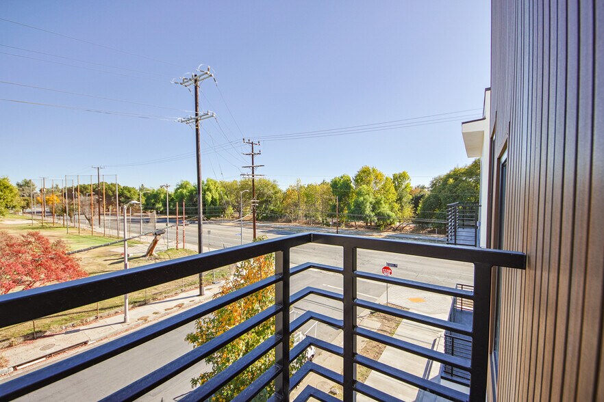 More Photos Of 6401 Odessa Ave, Lake Balboa Multifamily For Sale