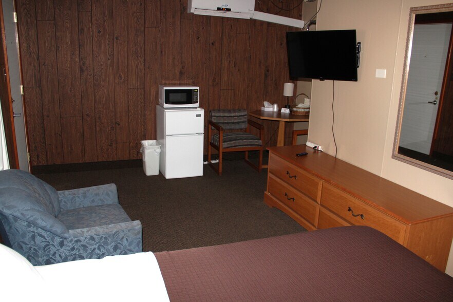 More Photos Of 115 N River St, Chamberlain Hotel For Sale