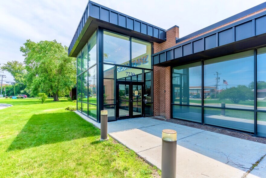 More Photos Of 7230 N Caldwell Ave, Niles Flex For Lease