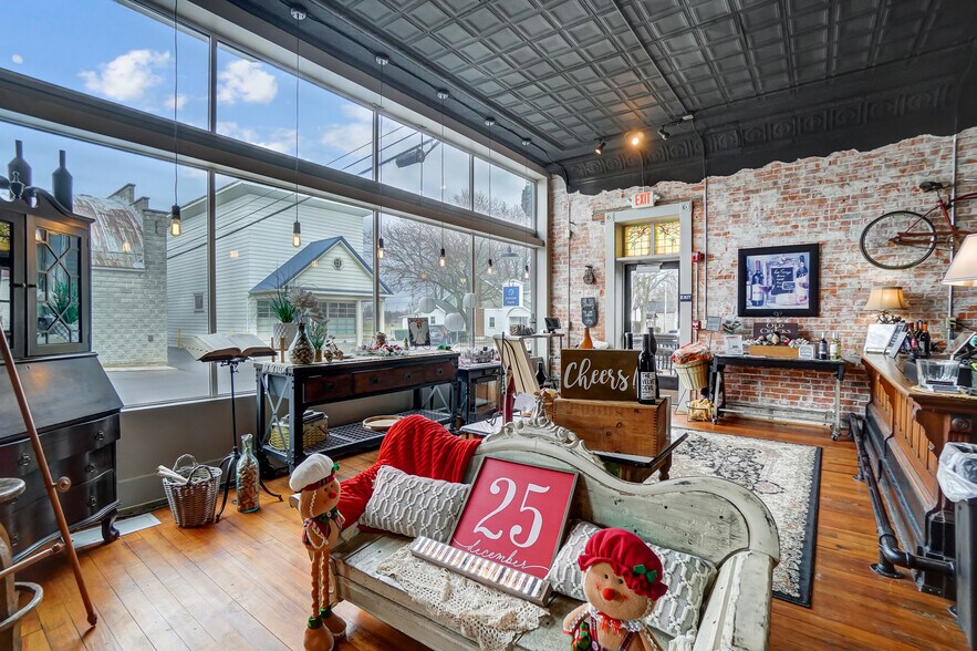 More Photos Of 105 E Liberty St, Arlington Restaurant For Sale