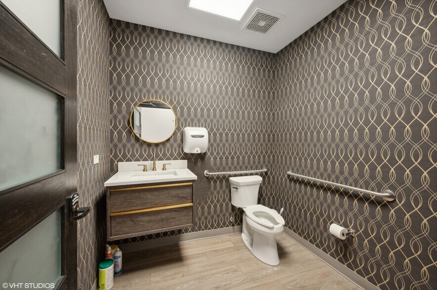 More Photos Of 2335 S Michigan Ave, Chicago Medical For Lease