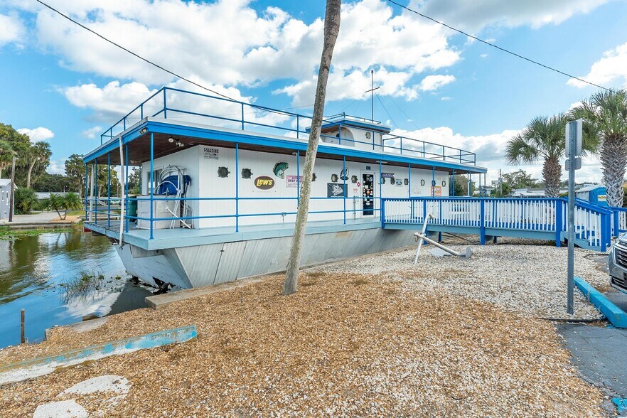 More Photos Of 1006 W Burleigh Blvd, Tavares General Retail For Sale