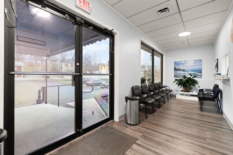 More Photos Of 725 S Main St, London Medical For Sale