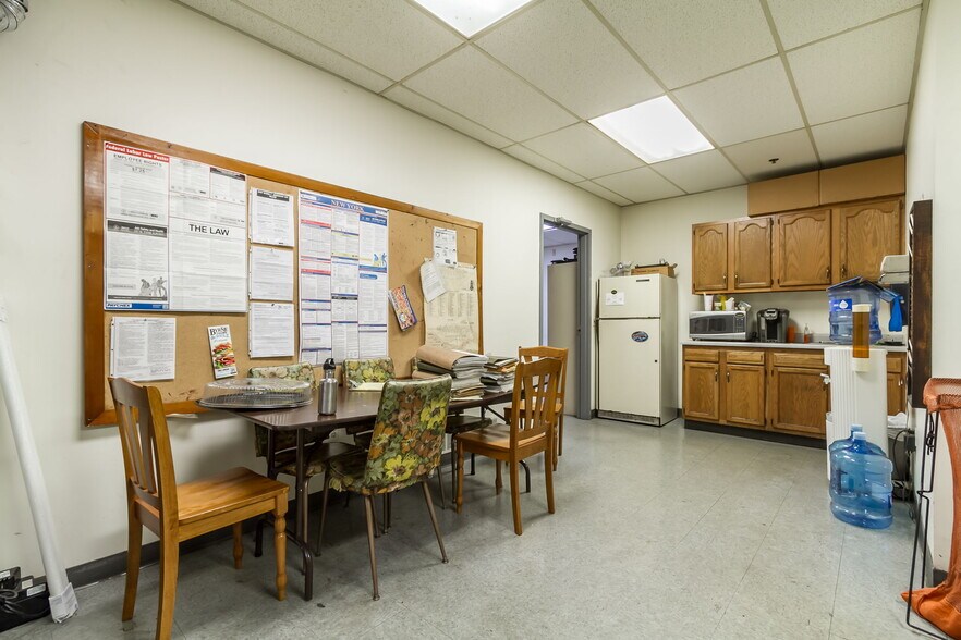 More Photos Of 2081 Division St, Palmyra Manufacturing For Lease