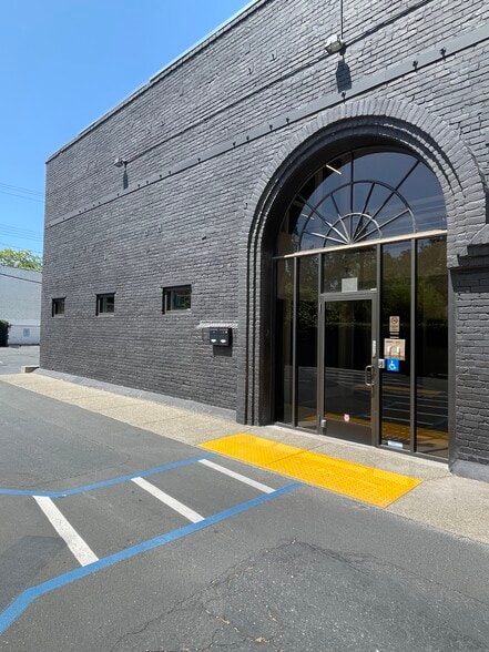 More Photos Of 2020 I St, Sacramento Storefront Retail Office For Lease