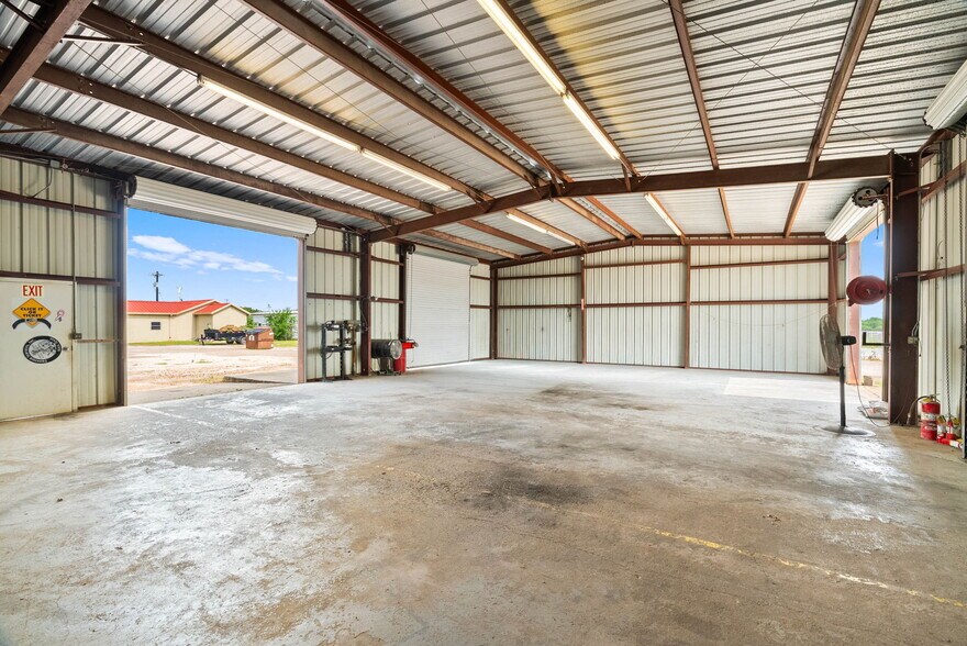More Photos Of 2404 N US Highway 281, Alice Flex For Lease