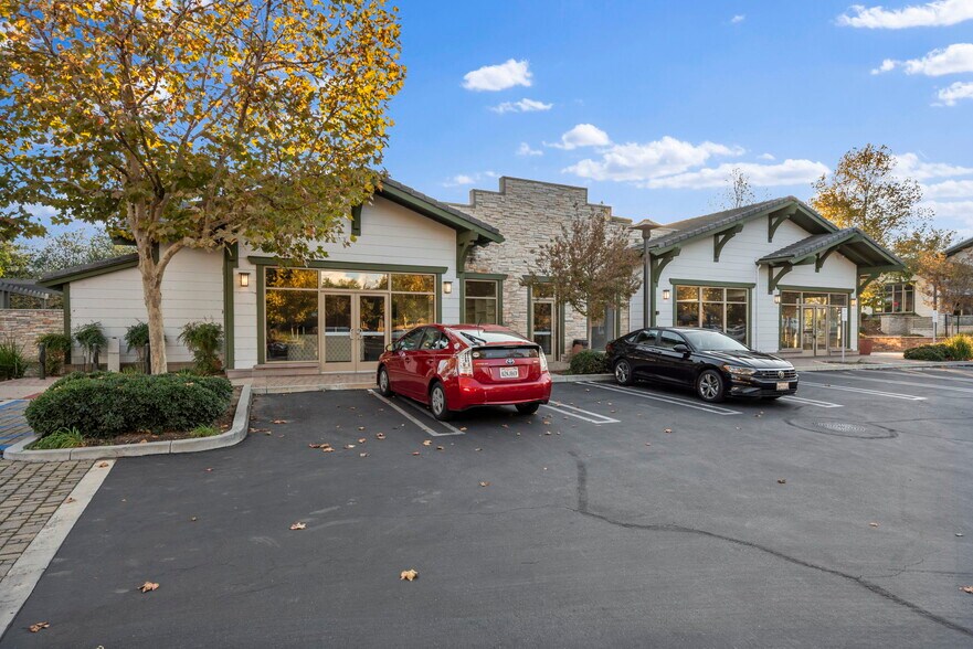 More Photos Of 29105-29125 Canwood St, Agoura Hills Restaurant For Lease
