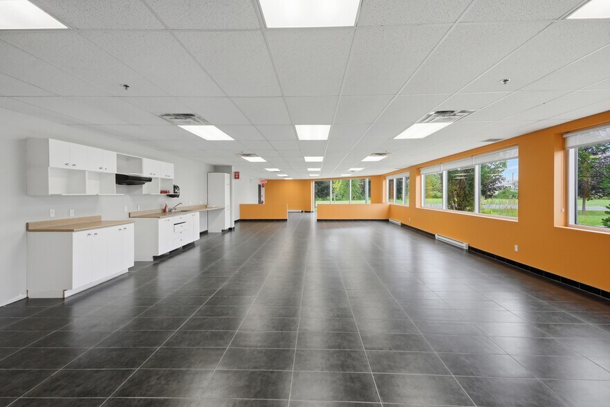 More Photos Of 4859 Rue Des Ormes, Contrecoeur Manufacturing For Sale