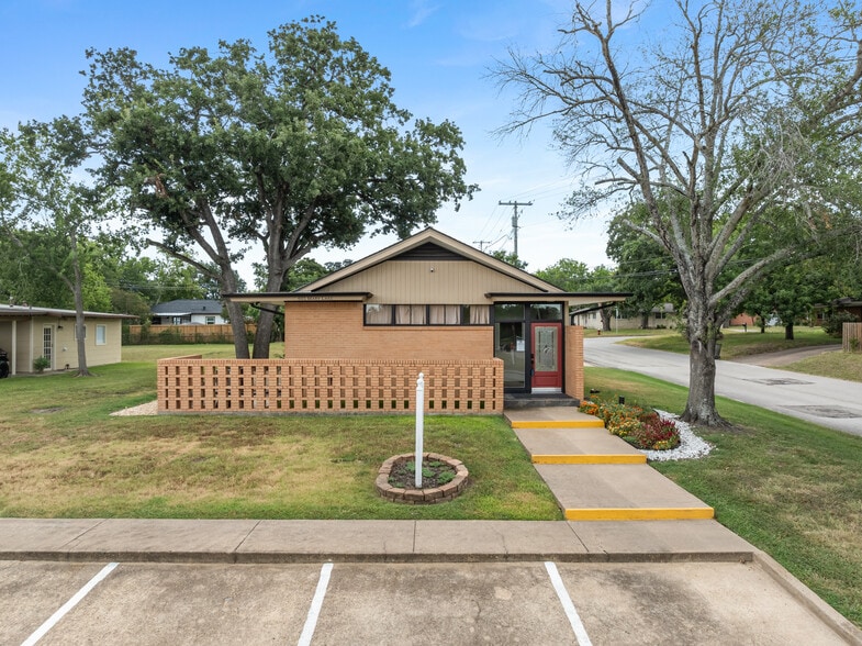 More Photos Of 601 Mary Lake Dr, Bryan Office Residential For Lease
