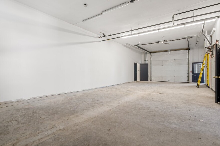 More Photos Of 894 Lafayette Rd, Seabrook Warehouse For Lease