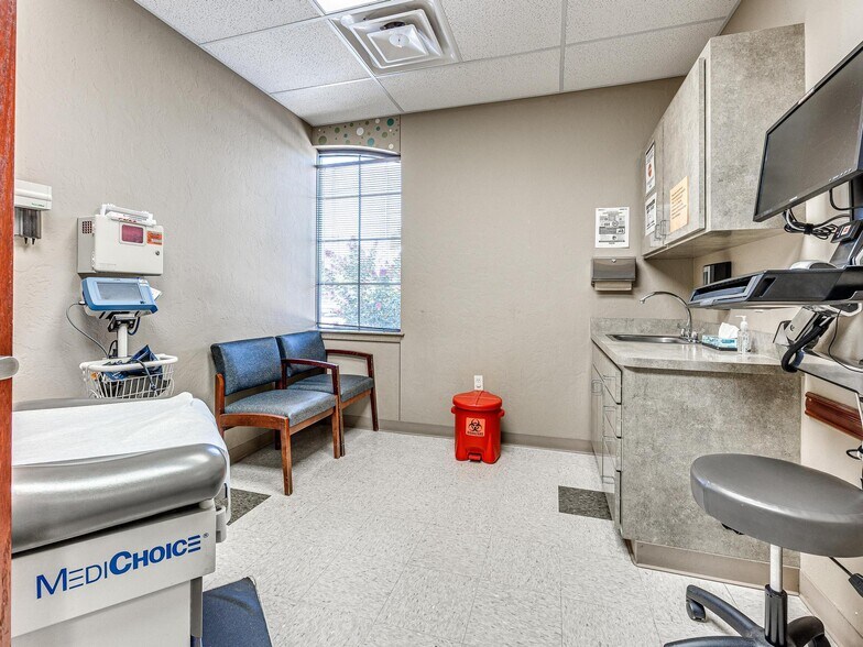 More Photos Of 1468 N Mustang Rd, Mustang Healthcare For Sale