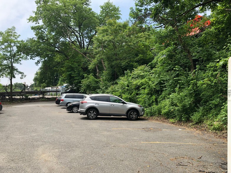 More Photos Of 144 E Kingsbridge Rd, Mount Vernon Warehouse For Lease