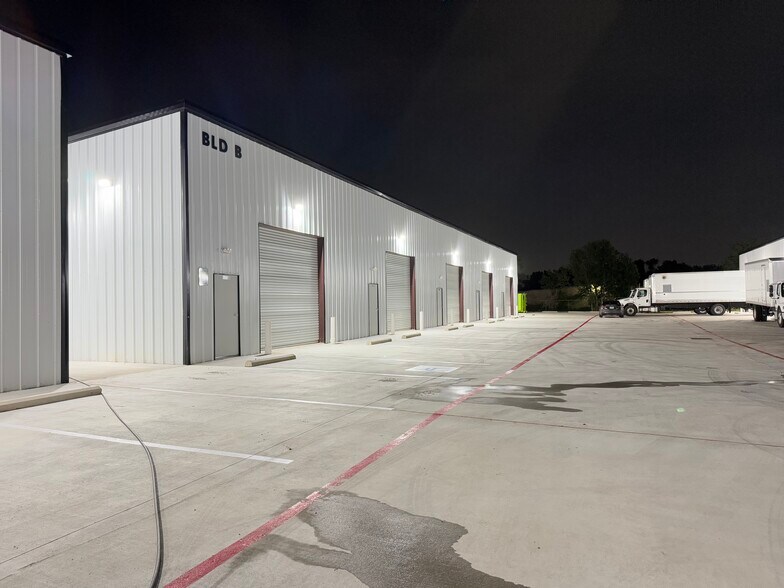More Photos Of 10115 Belknap Rd, Sugar Land Warehouse For Lease