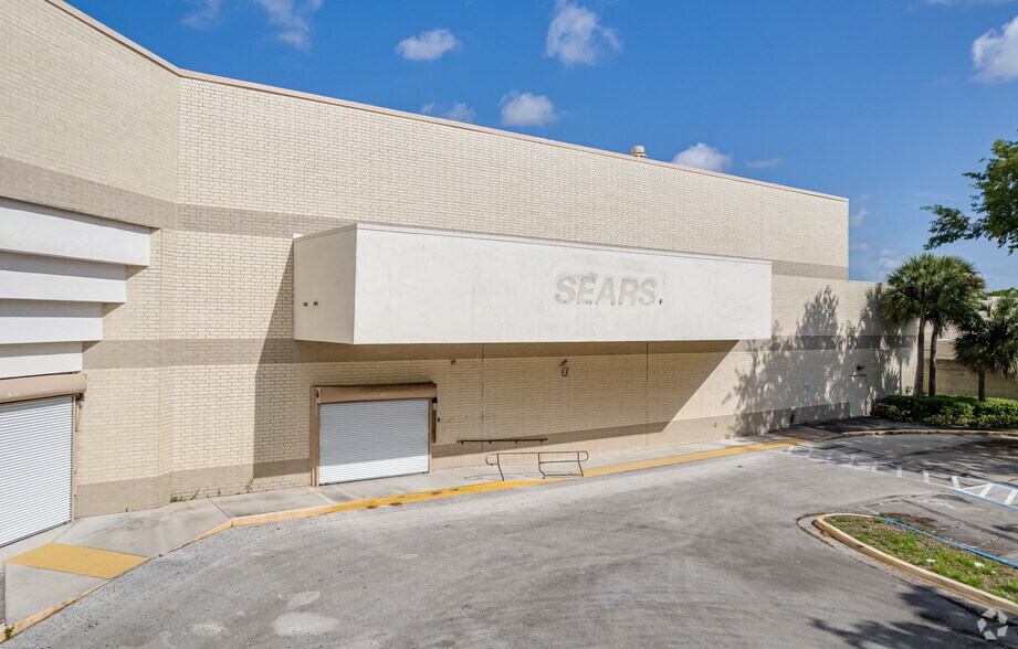 More Photos Of 9565 W Atlantic Blvd, Coral Springs Department Store For Lease