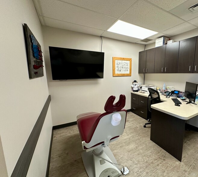 More Photos Of 16830 Northgate Dr, Parker Medical For Sale