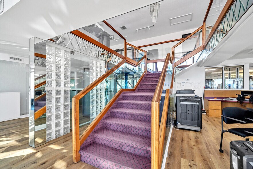 More Photos Of 639 Harbor Blvd, Destin Showroom For Lease