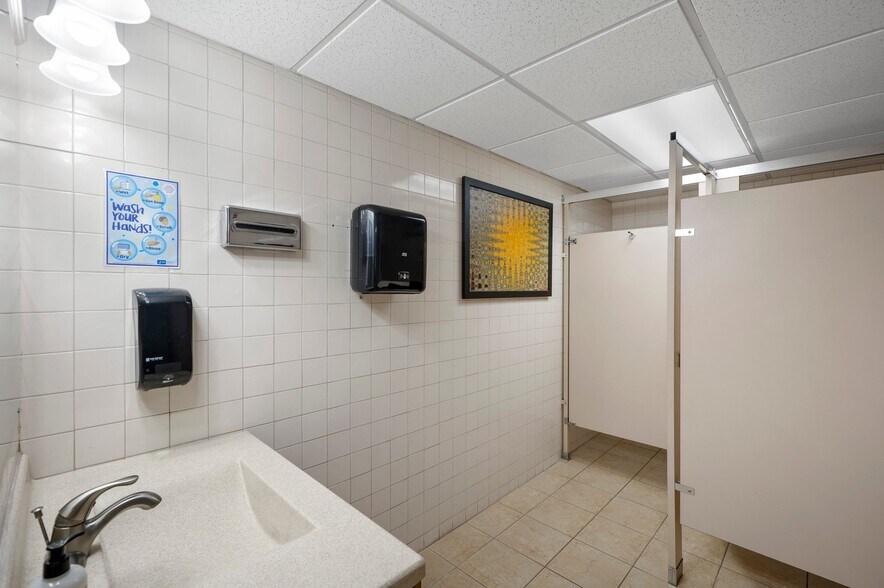 More Photos Of 2817 S Anthony Ln, Saint Anthony Office For Lease