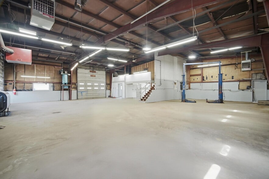More Photos Of 14 Easthampton Rd, Northampton Warehouse For Lease