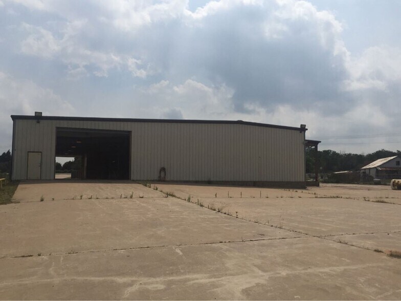 More Photos Of 3492 N US Highway 77, Giddings Warehouse For Lease