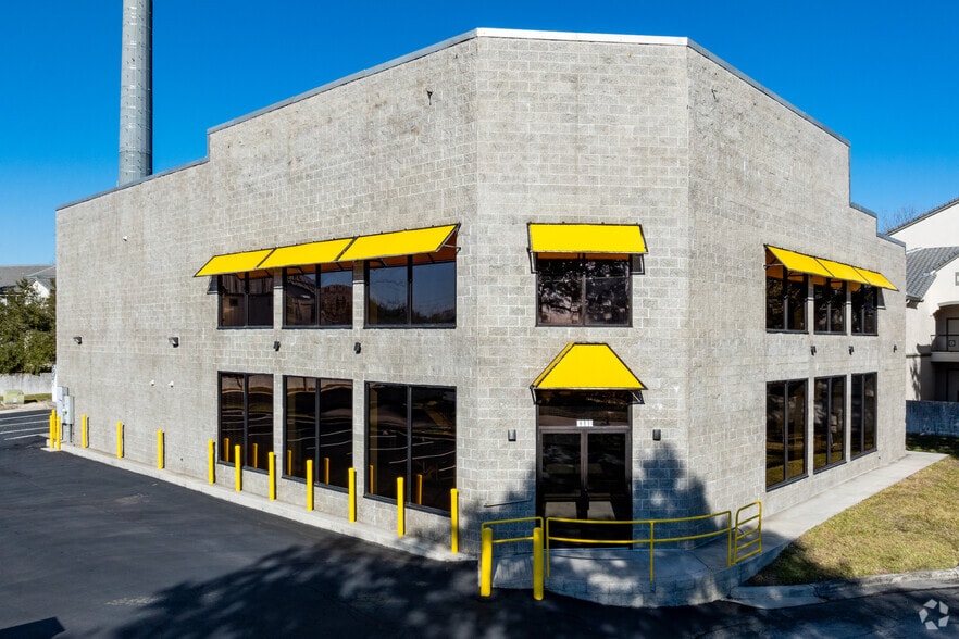 More Photos Of 8904 Regents Park Dr, Tampa Freestanding For Lease