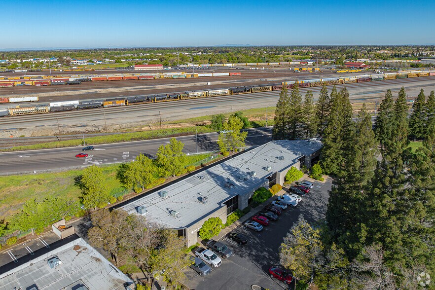 More Photos Of 660 Commerce Dr, Roseville Research And Development For Lease