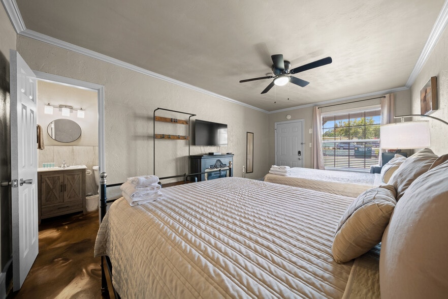 More Photos Of 215 S Pine Ave, Ocala Hotel For Sale
