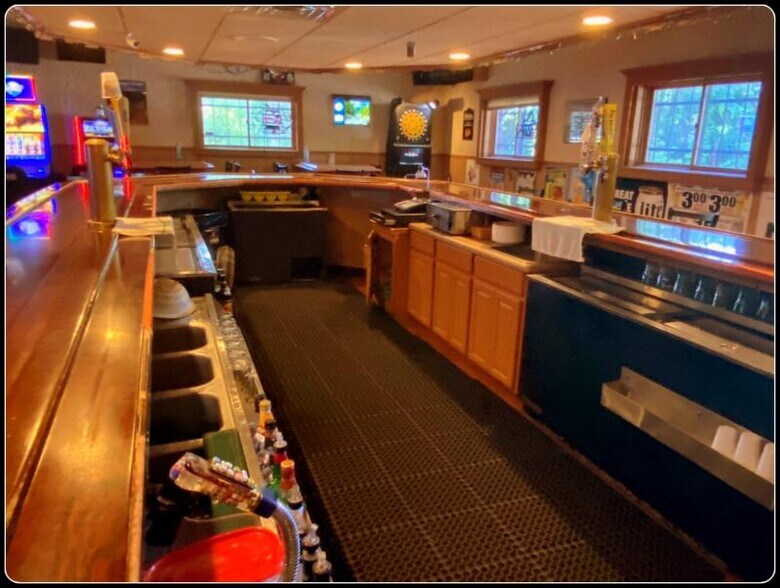 More Photos Of 38652 N Sheridan Rd, Beach Park General Retail For Sale