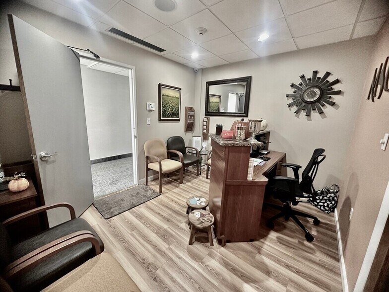 More Photos Of 4 Dearfield Dr, Greenwich Medical For Lease