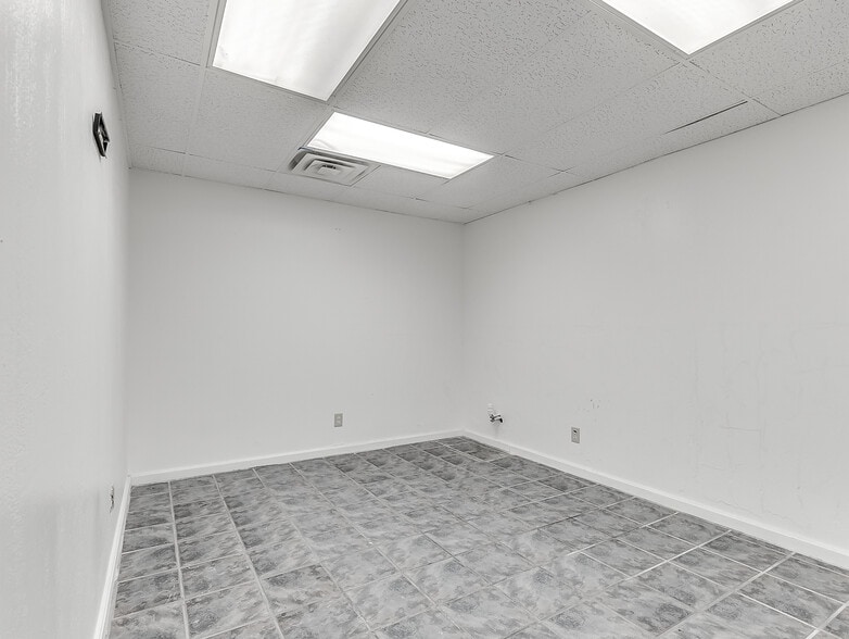 More Photos Of 901 N Virginia Ave, Oklahoma City Manufacturing For Sale