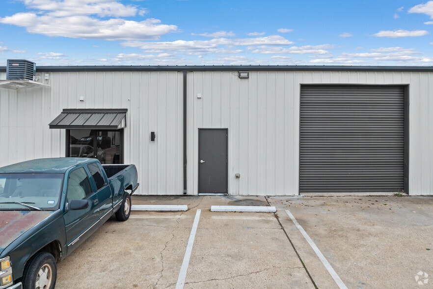 More Photos Of 5707-5709 Gardendale Dr, Houston Unknown For Lease