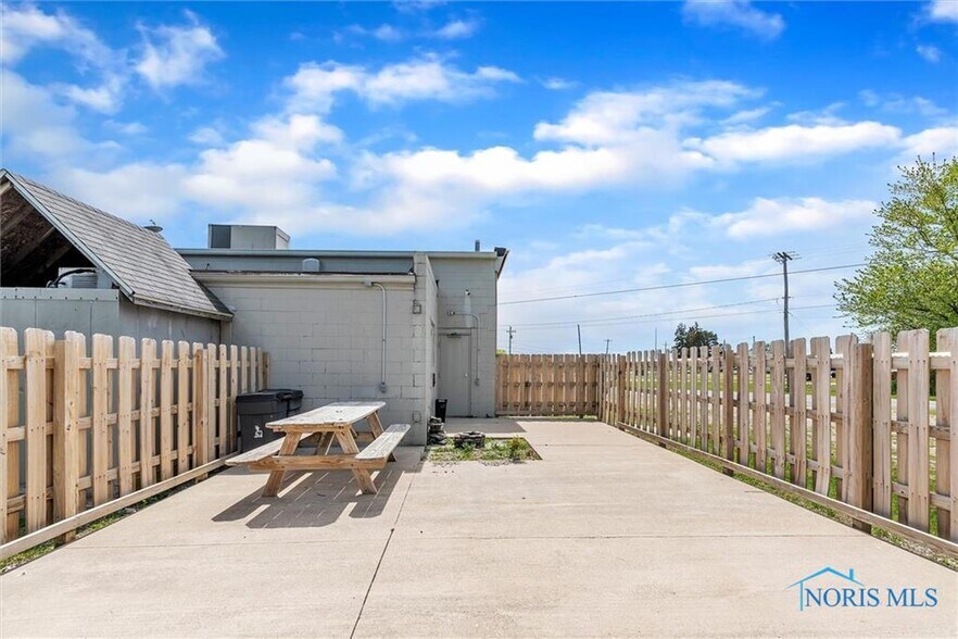 More Photos Of 11407 Corduroy Rd, Curtice Storefront For Sale