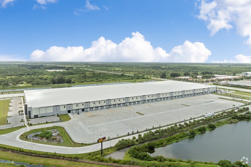 More Photos Of 700 S Kings Hwy, Fort Pierce Distribution For Lease