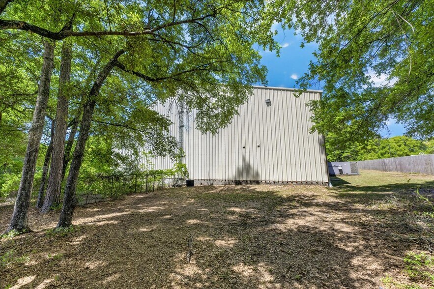 More Photos Of 100 Duggan Ave, Crestview Specialty For Sale